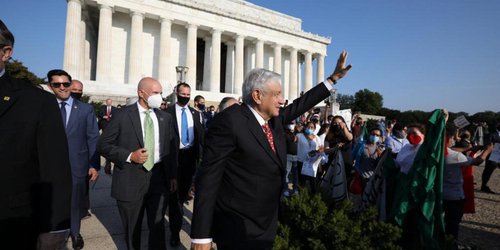 AMLO inicia actividades en EU: visita monumentos a Lincoln y Juárez