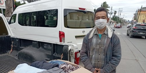 Habitante de La Loma dona lote de ropa invernal al DIF de CDFDZ