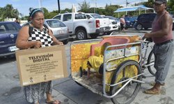 Pantallas regaladas por Peña Nieto se venden en internet