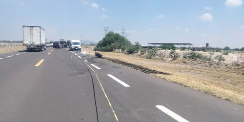 Muere motociclista al chocar con tráiler en la Supercarretera