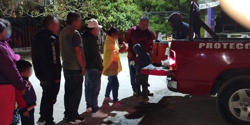Atole, alimento y refugio dan a vulnerables ante frío en Valles