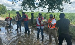 Alimentos y comida entregaron a familias afectadas por lluvias