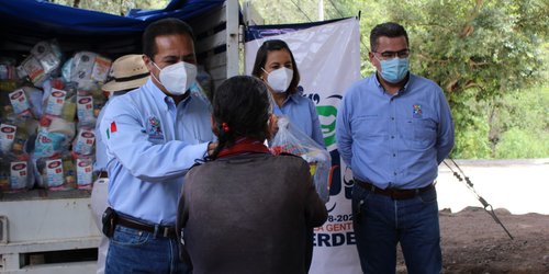 Habitantes de Arco Grande y El Nacimiento, beneficiados con lentes y despensas