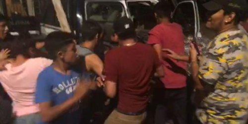 Muchedumbre arrebata a la policía, y golpea a sujeto acusado de violar a niña.