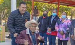 Arnulfo Urbiola y DIF Rioverde entregan 11 silla de ruedas a personas con discapacidad de San Francisco de Asís