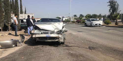 Topes del bulevar universitario e imprudencia, causan carambola vehicular