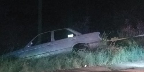 Abandonan auto, tras caer al canal de la Media Luna