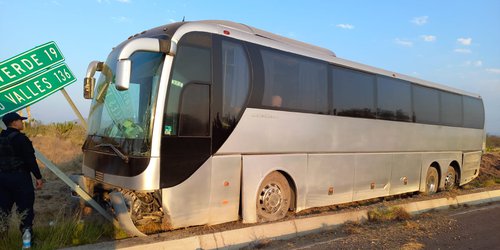 Seis personas heridas al accidentarse camión de Turismo