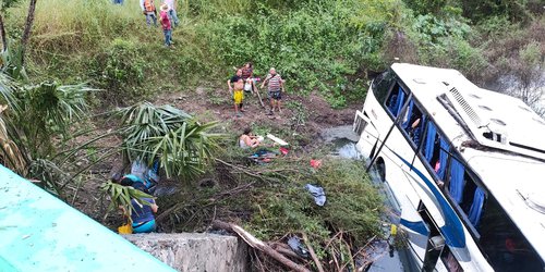 Cuerpos de emergencia atienden volcadura de autobús de turismo en cerca del Naranjo