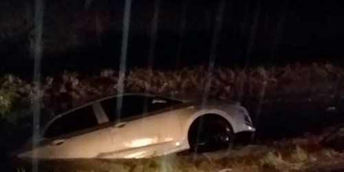 Automóvil salió del camino y se fue al canal Media Luna