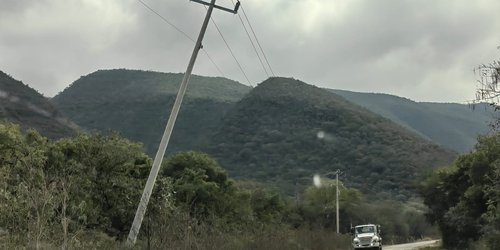 Reportan postes de la CFE en riesgo sobre carretera Santa Catarina–Lagunillas