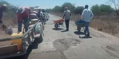 Paisanos y habitantes de San Bartolo reparan su carretera