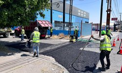 Ruth González apoya con cuadrillas de bacheo en colonias de la Capital