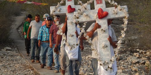 Cumplen habitantes con tradición de bajar la Cruz en La Noria, CdFdz