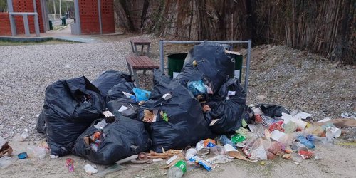 Irresponsable uso del parque lineal del río Verde