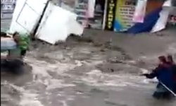 Vecinos rescatan a bebé de la corriente en calles de Ecatepec