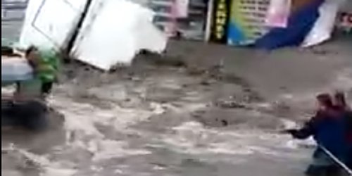 Vecinos rescatan a bebé de la corriente en calles de Ecatepec