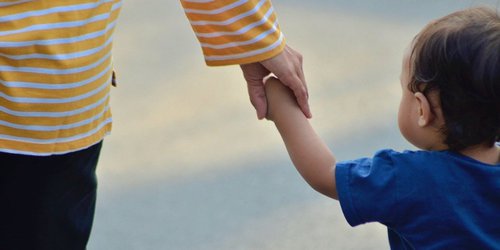 Becas de 4 mil pesos mensuales para madres solteras y universitarias