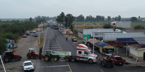 Es indefinido el bloqueo campesino y transportista en Rioverde