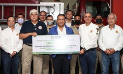 Recibe cuerpo de Bomberos apoyo estatal por 300 mil pesos