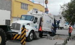 Se abrió un socavón cuando camión recolector de basura pasaba por el lugar.
