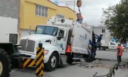 Se abrió un socavón cuando camión recolector de basura pasaba por el lugar.