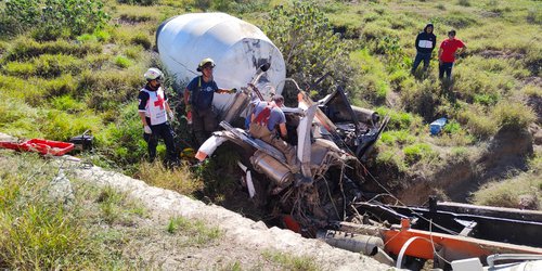 Chofer grave al volcar en camión con trompo de concreto
