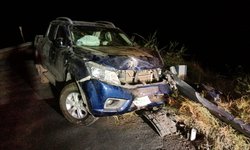 Chocan y abandonan camioneta sobre puente de la supercarretera a Cerritos