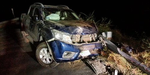 Chocan y abandonan camioneta sobre puente de la supercarretera a Cerritos