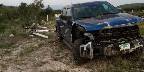 Se accidenta en la supercarretera flamante camioneta