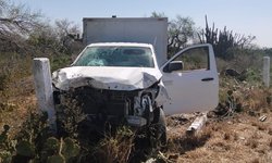 Salió de camino y choca camioneta de autozone, en la supercarretera