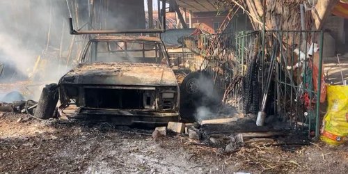 Incendio consume vehículo y vivienda en bulevar CJB
