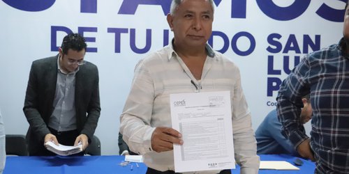 El empresario Carlos Martínez se registra en el PAN como precandidato a la alcaldía de Rioverde.