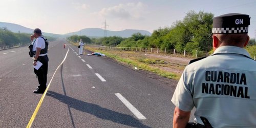 Sujeto se lanzó de autobús en marcha y murió