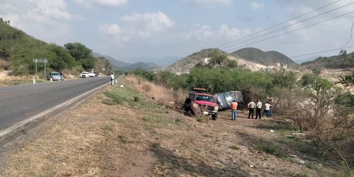 Muere mujer en volcadura sobre la carretera 70