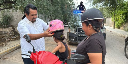 Presidente Municipal promueve el uso del casco en menores que viajan en motocicleta