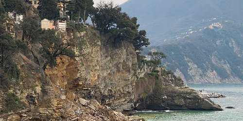 Más de 200 ataúdes al mar tras derrumbe de un cementerio en Italia