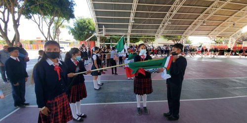 Alcalde llama al orgullo y respeto por símbolos patrios