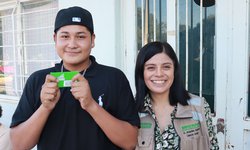Gobierno estatal entrega más chips de internet gratuito a jóvenes potosinos