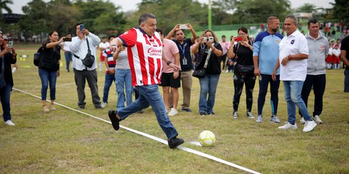 Abren escuela de fútbol Rebaño Chivas en Ciudad Valles, es la única en SLP