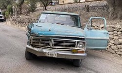 Adulto mayor sufre infarto al manejar, choca, y luego muere