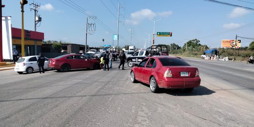 Mujer se pasó semáforo en rojo y chocó en Insurgentes