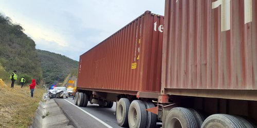 Profesora herida al chocar su vehículo con tráiler