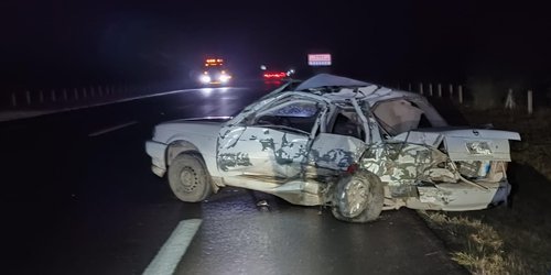 Tsuru embestido por camión en la supercarretera