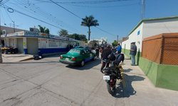 Taxista imprudente choca motociclista en la calle Madero