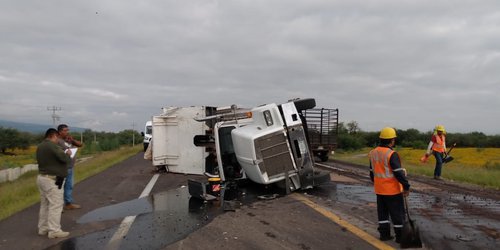 Volcadura de camión de volteo sobre la supercarretera