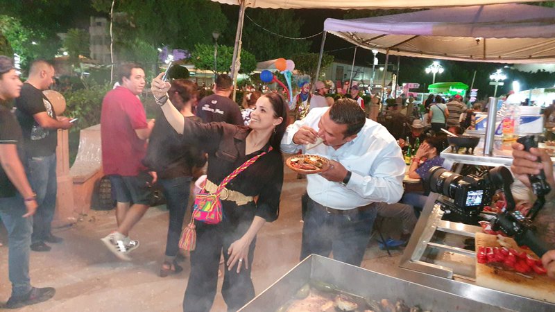 comiendo_tacos_urbiola.jpeg