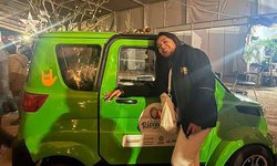 Alcalde felicita a Esmeralda Solano ganadora del auto eléctrico