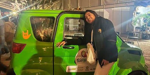 Alcalde felicita a Esmeralda Solano ganadora del auto eléctrico