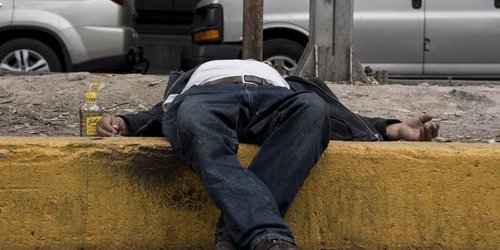 Muere adulto mayor por congestión alcohólica en calle de Cerritos